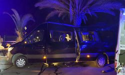 Alanya'da tur minibüsü otomobille çarpıştı: 2 ölü