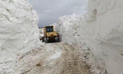3 metrelik karda yol açma çalışması