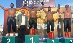 Kemerli güreşçi kürsüde