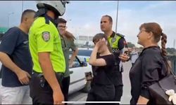 Yolda kalan genç kızın imdadına trafik ekipleri yetişti