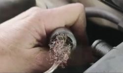 Otomobilin motorundan bulaşık teli çıktı