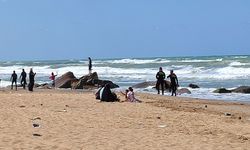 Denize giren 2 genç kayboldu