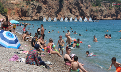 Sıcaktan bunalan Konyaaltı Sahili'ne akın etti