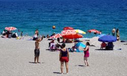 Antalyalılar sahile akın etti