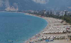 Antalyalılar Konyaaltı Sahili'ni doldurdu