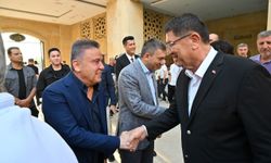 Başkan Muhittin Böcek protokol ve vatandaşlarla bayramlaştı