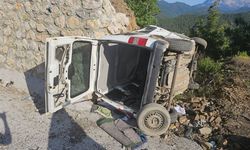 Hafif ticari araç devrildi, sürücü ağır yaralandı