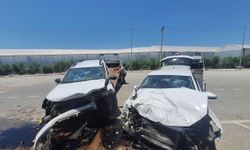 Araçlar kafa kafaya çarpıştı: 4 yaralı
