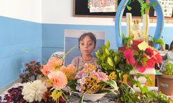 Dunya'nın okul masası çiçeklerle donatıldı