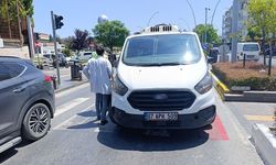 Yaşlı kadına kamyonet çarptı