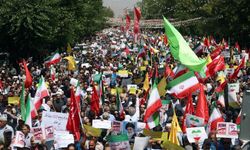 İranlılar sokağa döküldü