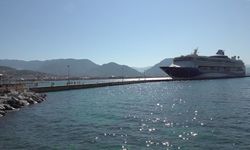 Alanya'da dev kruvaziyer demirledi
