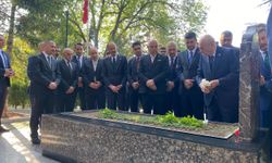 Bahçeli, Türkeş'in mezarını ziyaret etti