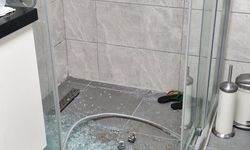 Cam duş kabini bomba gibi patladı