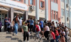 Çocuklar salonda, aileler dışarda terledi