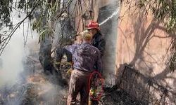 Keseriyle itfaiyecilere yardıma koştu