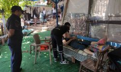 Sahil güvenlik botuyla ambulansa götürüldü