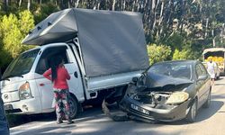 Kamyonete çarpan otomobilin sürücüsü öldü