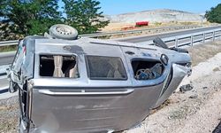 Lastiği patlayan araç takla attı