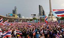 Tayland'da halk sokağa döküldü