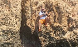 Falezlerde mahsur kalan anne kediyi kurtardılar