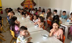 Minik öğrencilere aşure ikramı