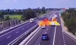 Uçak otoyola çakıldı: 2 ölü