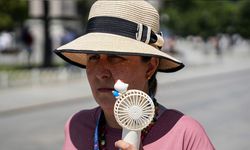 Turistler kavurucu sıcakta ’el vantilatörleri’ ile serinliyor