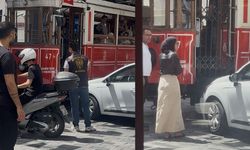 Otomobil tramvaya çarptı