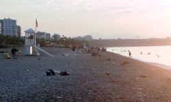 Konyaaltı Sahili gece-gündüz dolu