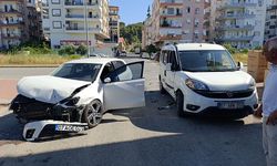 Ticari araç ile otomobil çarpıştı: 1 yaralı
