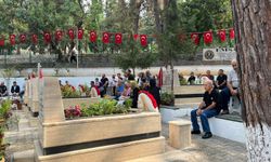 Şehitliğe karanfil bırakıldı