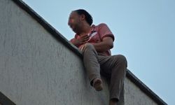 Karısına kızıp çatıya çıktı