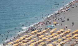 Antalya'da vatandaşlar sahile akın etti
