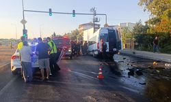 Tur aracı kamyonun altına girdi