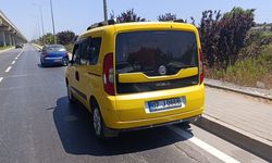 Müşteri almak için duran taksiye çarptı