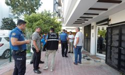 Yaşadığı dairede boğazı kesilmiş olarak bulundu