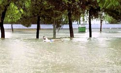 Sel basan bulvarda yüzdü!