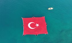 Denizde dev  Türk bayrağı