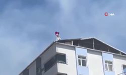 Yangına kovayla su dökerek müdahale etti