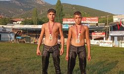 Manavgatlı güreşçiler kürsüde