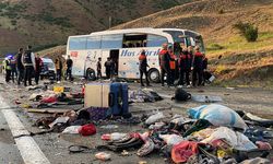 Yolcu otobüsü devrildi: 3 ölü, 24 yaralı