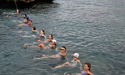 Muratpaşa'da ücretsiz su cimnastiği
