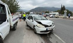 İki otomobil çarpıştı: 3 yaralı