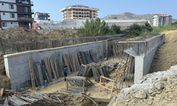 Köprüden düşen işçi ağır yaralandı