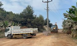 Elektrik direği yolun ortasında kaldı