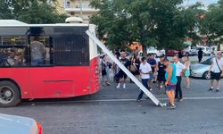 Halk otobüsüne karavan tentesi saplandı!