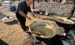 Tarihi Sarıhacılar'da aşure ikramı