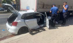 Otomobil, park halindeki TIR'a çarptı