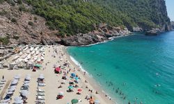 Tatilciler Kleopatra Plajı'na akın etti